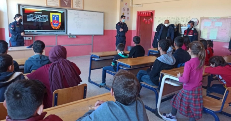 Meslek Tanıtım Günleri düzenleyen öğrencilere jandarma sürprizi