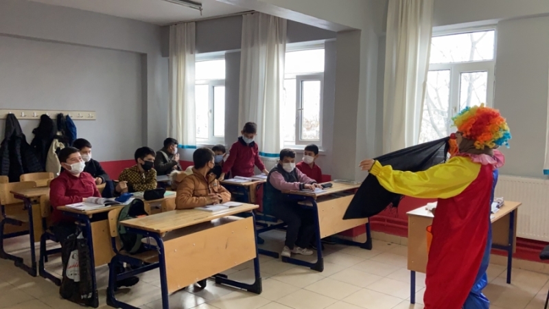 Başarılı öğretmen öğrencilerinin dikkatini çekmeyi başardı