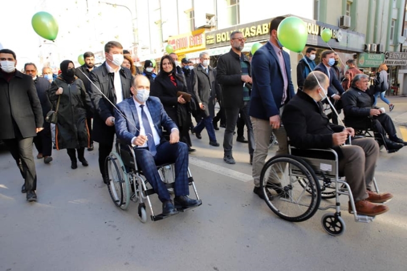 PROTOKOL ÜYELERİ ENGELLİ VE AİLELERİYLE BİRLİKTE FARKINDALIK YÜRÜYÜŞÜNE KATILDI