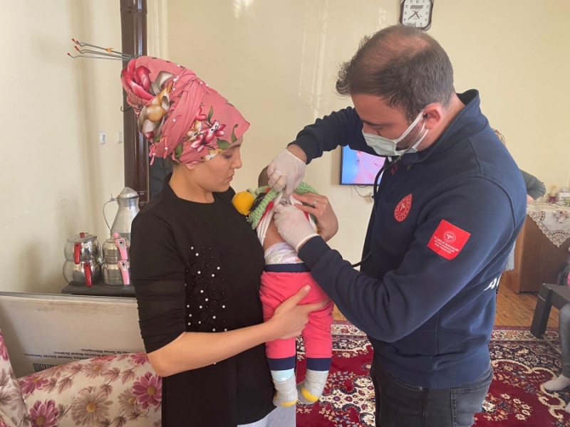Kahraman Sağlık Teknisyeni Boğazına Havuç Tıkanan  Çocuğu Telefonla Kurtardı 