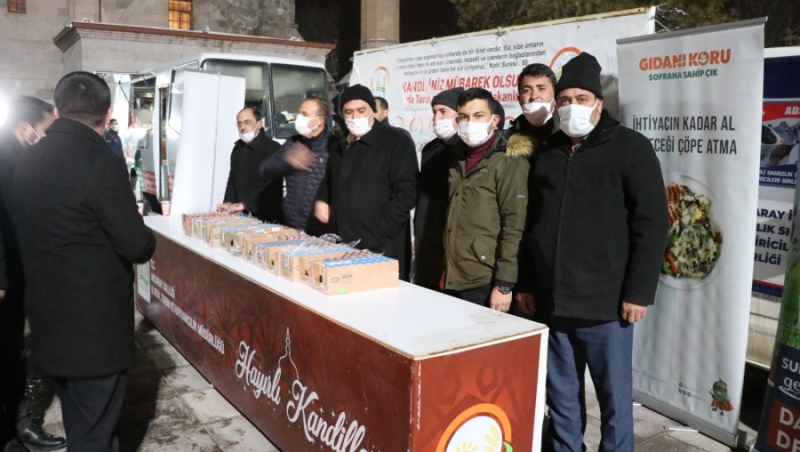 Aksaray Ulu Camiinde Yatsı Namazı çıkışı çeşitli kurum ve odalar tarafından cemaate ikramda bulunuldu