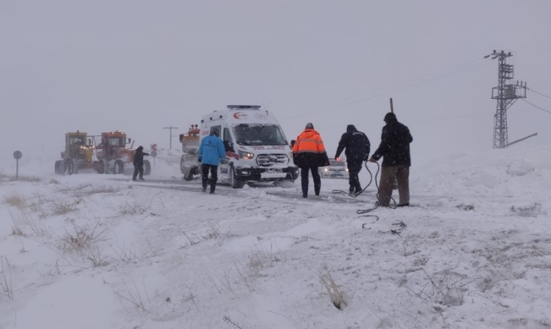 Hamile kadını taşıyan ambulansa kurtarma operasyonu 