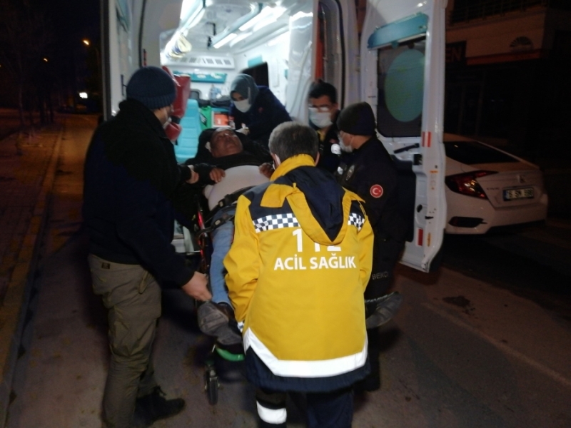 Buzda kayayark düşen alkollü şahıs ağır yaralandı