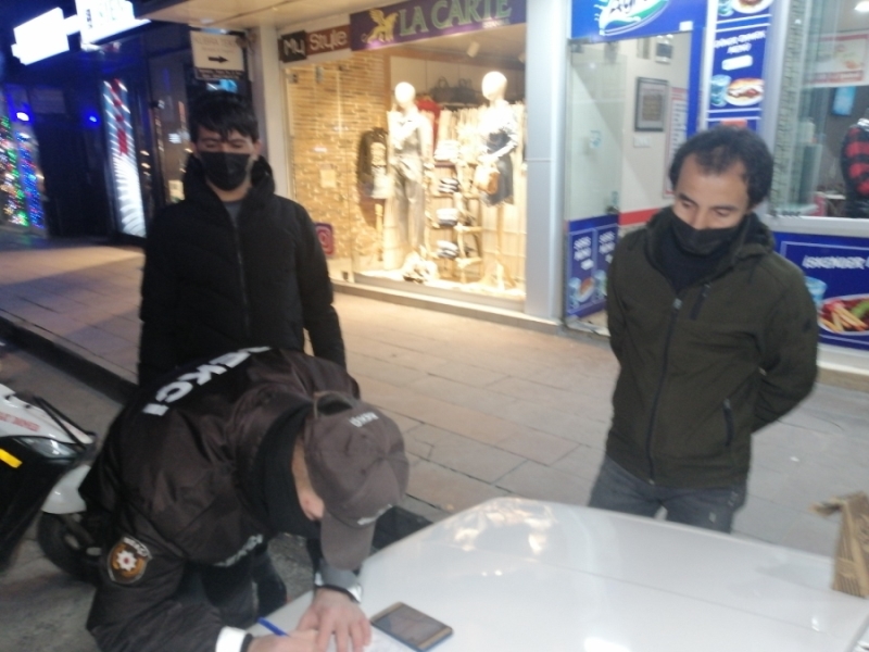 Sokağa çıkma yasağını delen 2 kişiye adeta ceza yağdı
