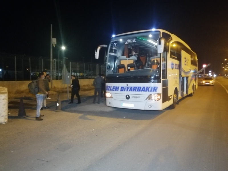 Aksaray Polisi ihbar sonucu durdurduğu yolcu otobüsünü delik deşik aradı