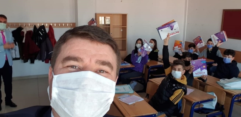 Başkan Dinçer Öğrencilere Kitap, Bayanlara Çiçek Dağıttı