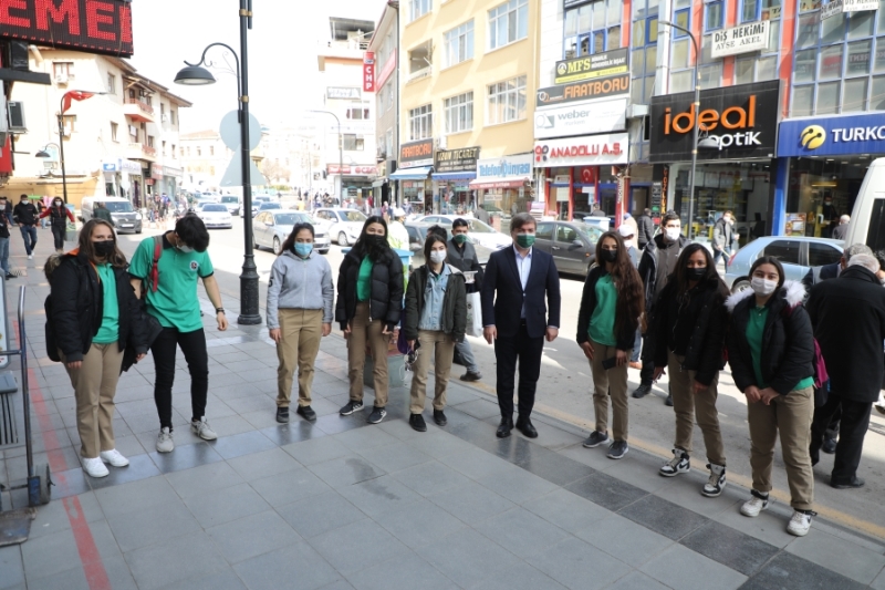Vali Hamza Aydoğdu ile öğrenciler arasındaki Müslüm Gürses diyaloğu gülümsetti…