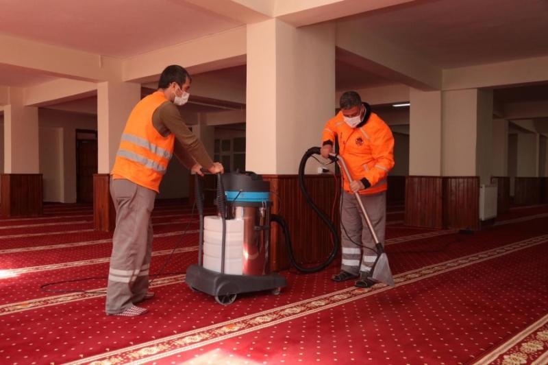 CAMİLER DÜZENLİ OLARAK TEMİZLENEREK DEZENFEKTE EDİLİYOR