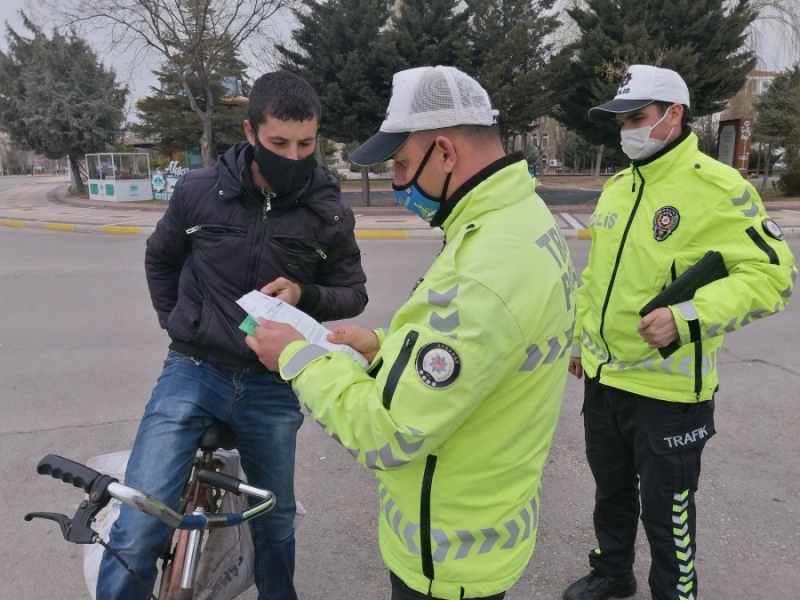 Hem kendisi güldü hem de polis memurlarını güldürdü.