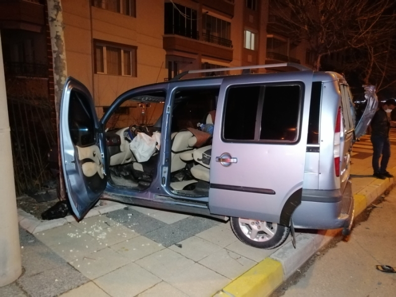 Önce kamyonete arkadan sonra demir çitlere çarparak duran aracın sürücüsü yaralandı