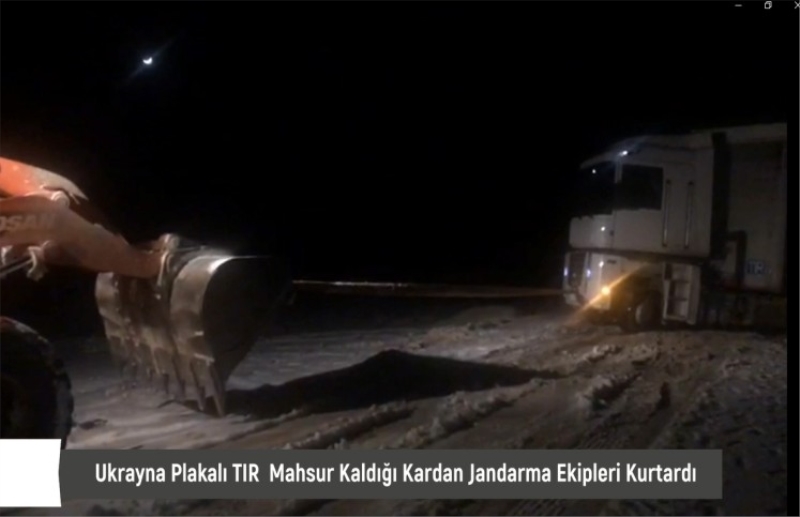 Karda Mahsur Kaan TIR Kurtarıldı