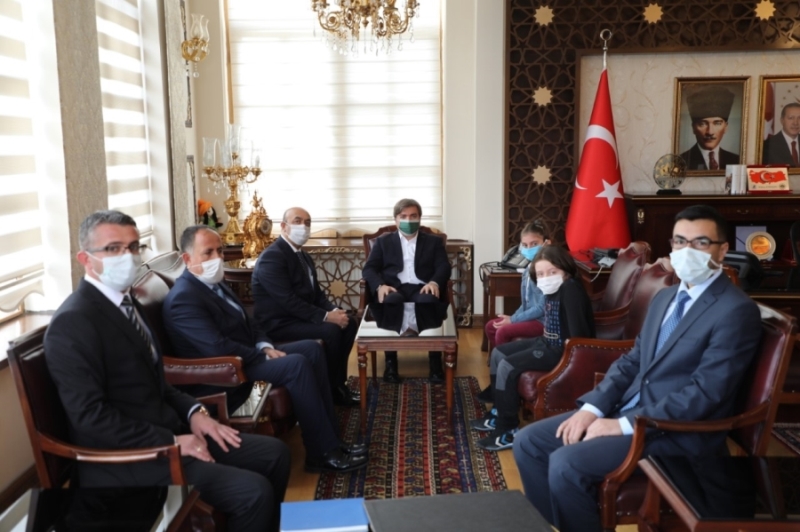 Fahrettin Önemli annesi ve babası ile birlikte Vali Hamza Aydoğdu’yu ziyaret etti.