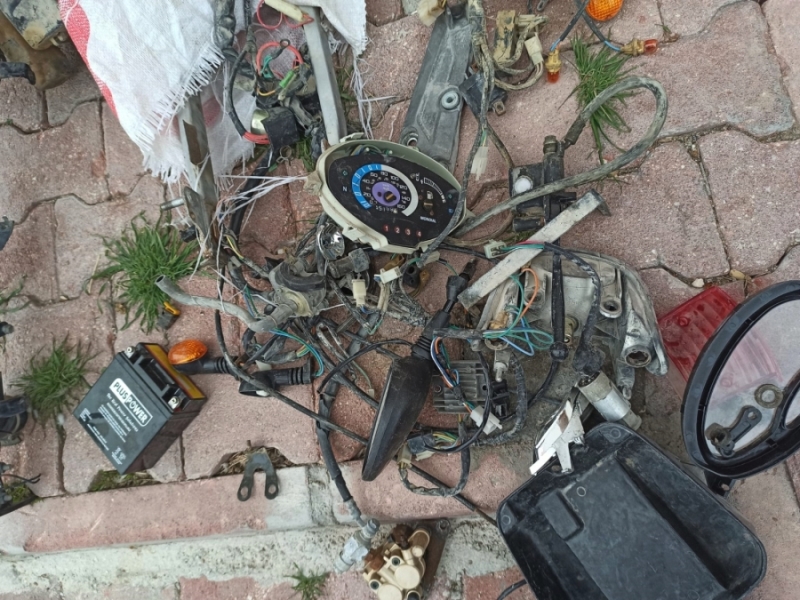 Satmak için parçaladıkları motosiklet ile beraber 2 şüpheli yakalandı
