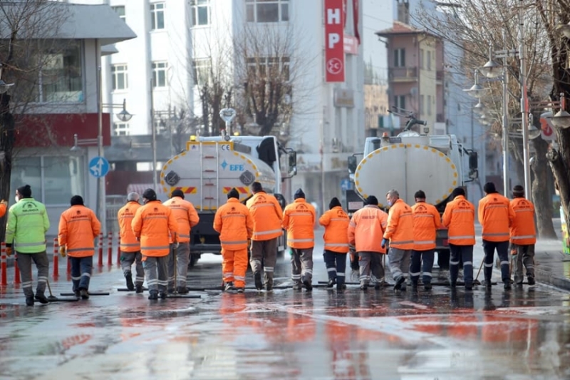 SOKAĞA ÇIKMA KISITLAMALARINDA CADDE, SOKAK VE MEYDANLAR YIKANARAK DEZENFEKTE EDİLDİ