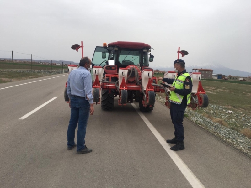 Reflektör, flaşörlü lamba ve koruma çerçevesinin önemi konusunda traktör sürücülerine bilgilendirildi