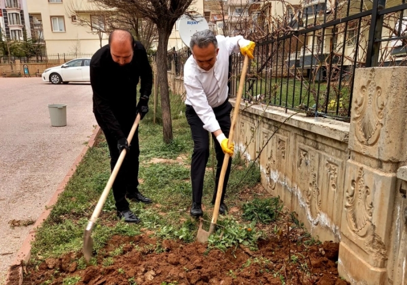 Okul Müdürü Hem Eğitim Hem de Okul Çevresiyle İlgileniyor