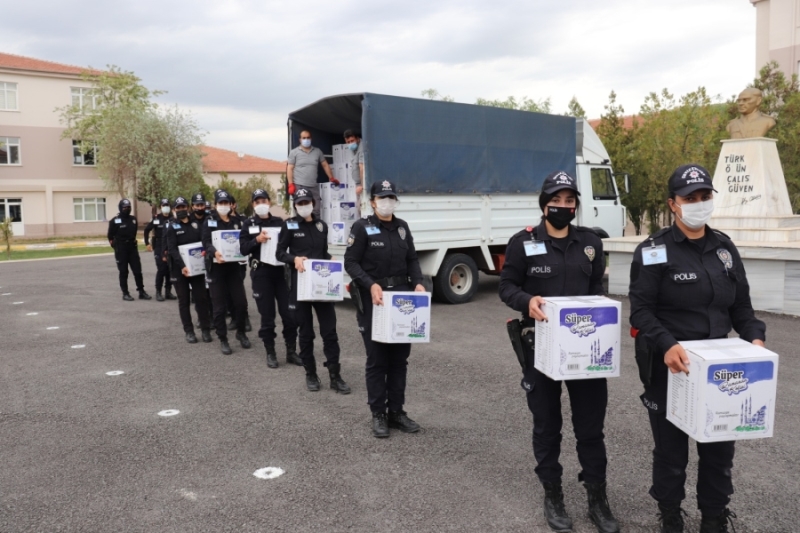 Polis adaylarından anlamlı yardım