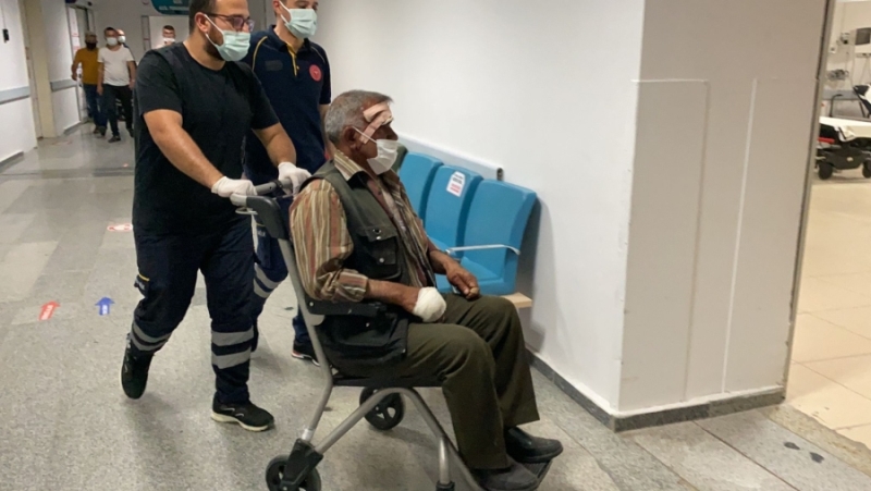 Aksaray da çatıdan düşen vatandaş hastaneye kaldırıldı