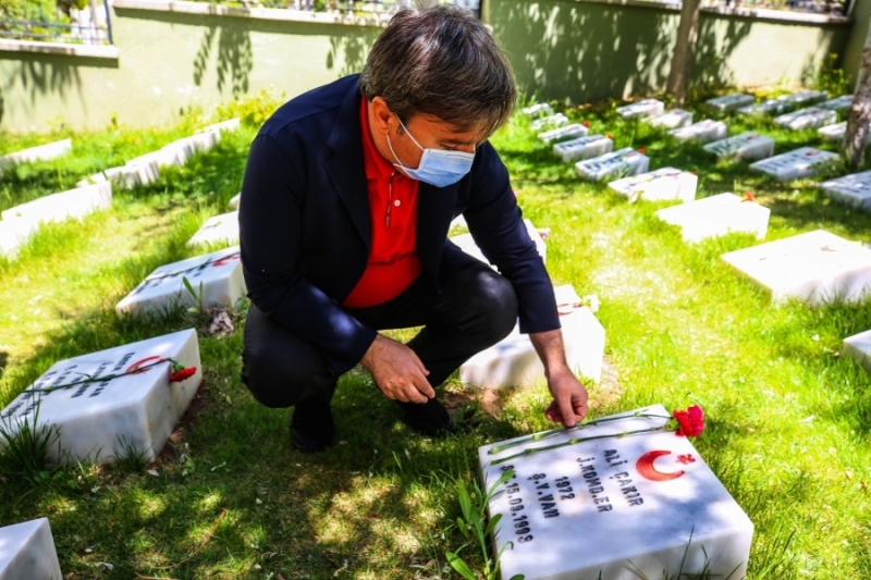 Şehitliğe bayram ziyareti