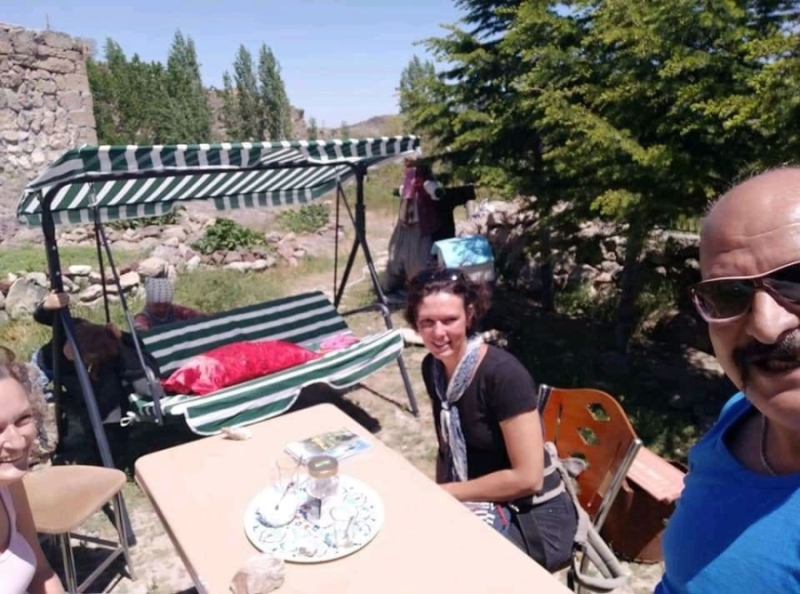 Çantayı unutan turistlerin peşine düşen muhtar para dolu çantayı teslim etti