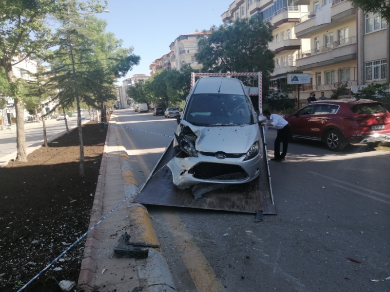 Hurdaya dönen araçtan burnu bile kanamadan kurtuldu
