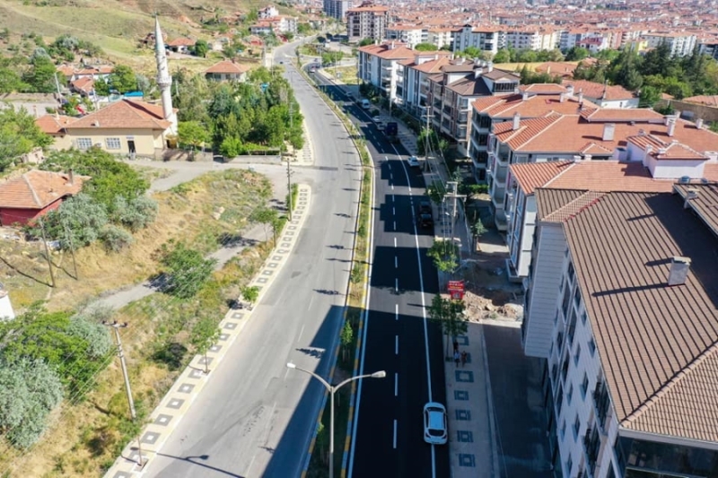 NEVŞEHİR CADDESİNİN SICAK ASFALT SERİMİ TAM KAPANMA SÜRECİNDE TAMAMLANDI