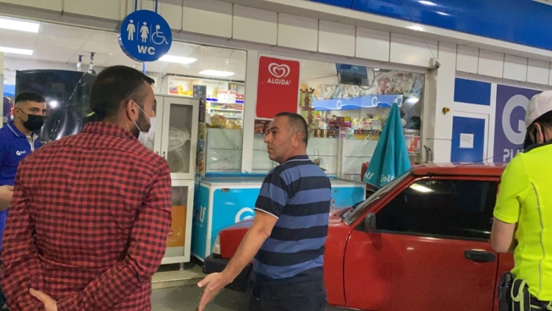 Otomobil markete girdi, şans eseri yaralanan olmadı