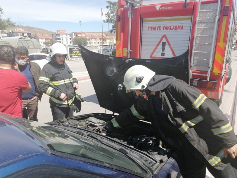 Seyir halinde ki otomobilde çıkan yangını vatandaşlar ve itfaiye ekibi söndürdü