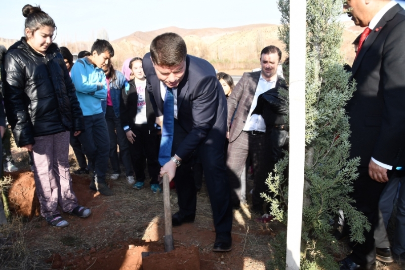 BAŞKAN DİNÇER 44 BİN AĞACI, 300 BİN ÇALI FİDESİNİ VE 400 BİN SÜS BİTKİSİNİ TOPRAKLA BULUŞTURDUK DEDİ