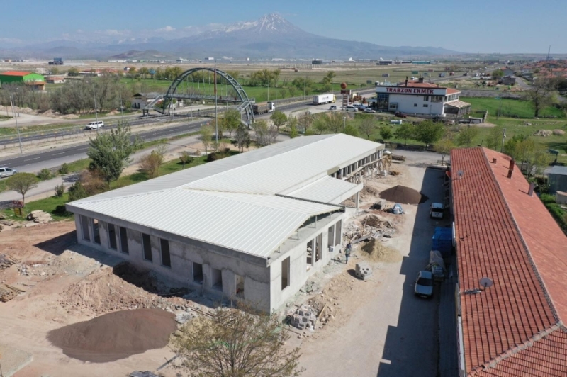 HAMİDİYE-ALACA MAHALLE KONAĞI VE ÇOK AMAÇLI SOSYAL TESİSİ PROJESİNİN KABA İNŞAATI TAMAMLANIYOR