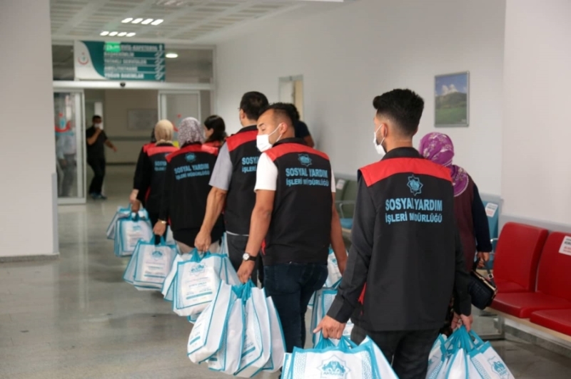 BAŞKAN DİNÇER, HASTA VE HASTA YAKINLARININ YÜZÜNÜ GÜLDÜRDÜ