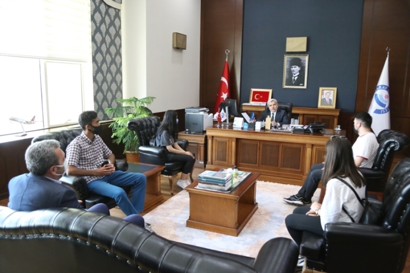 ŞAHİN, ASÜ’YÜ TANIMAK İSTEYEN LİSE ÖĞRENCİLERİNİ AĞIRLADI 