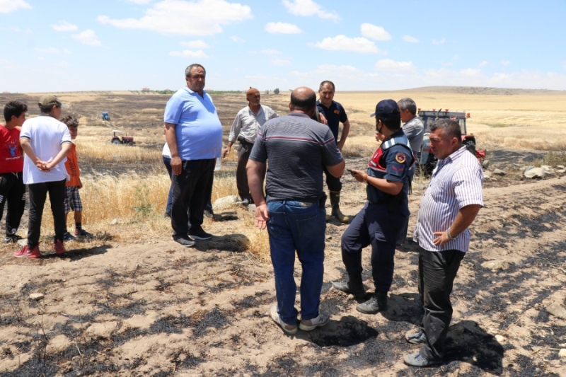 Aksaray Merkez Yalnızceviz köyünde Arpa tarlası yanarak kül oldu