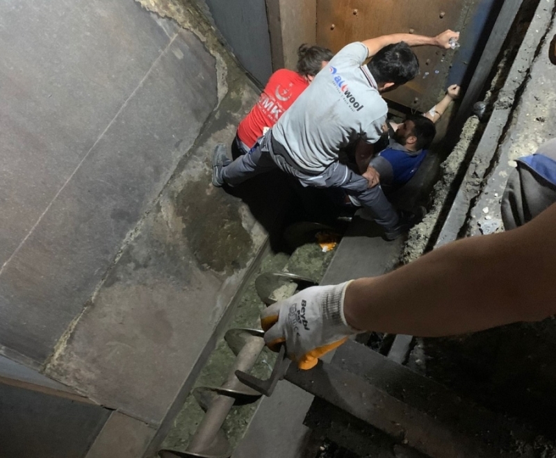 Taş ezme makinesine düşen işçinin bacağı koptu