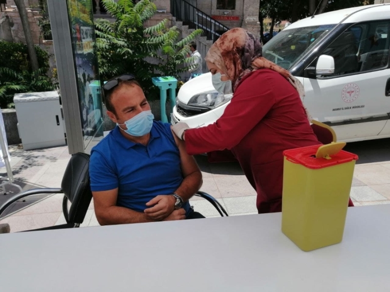 Korona aşısı vatandan ayağına geldi 