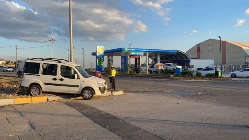 Otomobil ile hafif ticari araç çarpıştı: 5