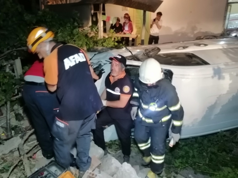 Otomobille çarpışan hafif ticari araç evin bahçesine uçtu