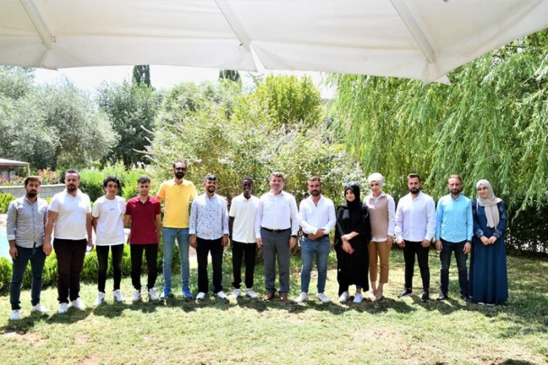  BAŞKAN DİNÇER SOSYAL MEDYA FENOMENLERİ İLE BİR ARAYA GELDİ