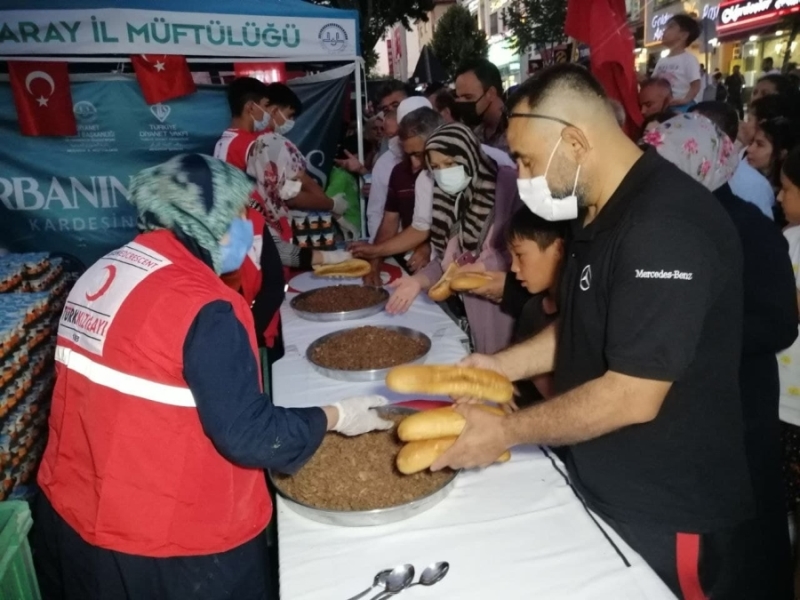 Aksaray Kızılay’dan şehitleri ruhu için yemek ikramı