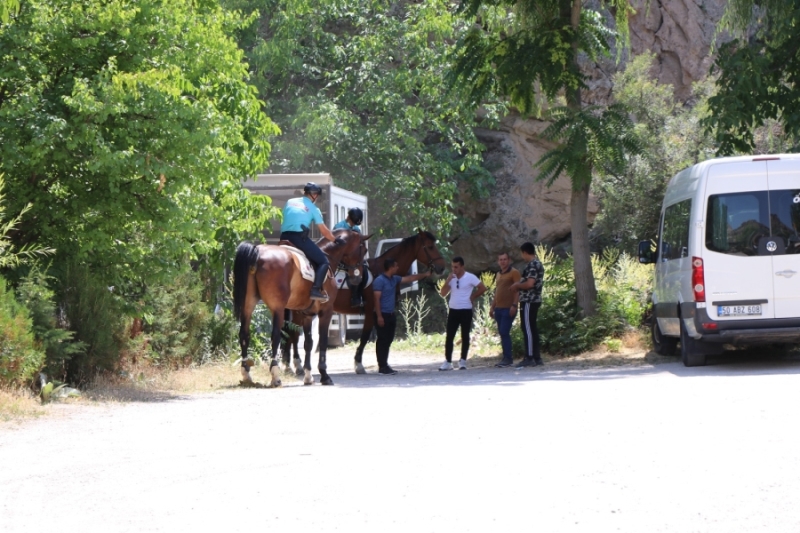 Ihlara Vadisinde atlı jandarmalar timleri devriyede