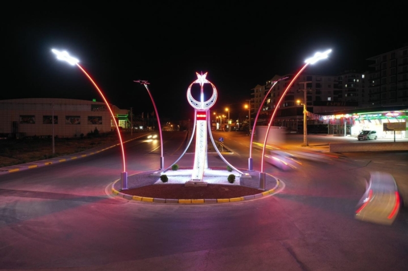 KAVŞAK NOKTALARI AY YILDIZLI AYDINLATMALARLA DONATILDI