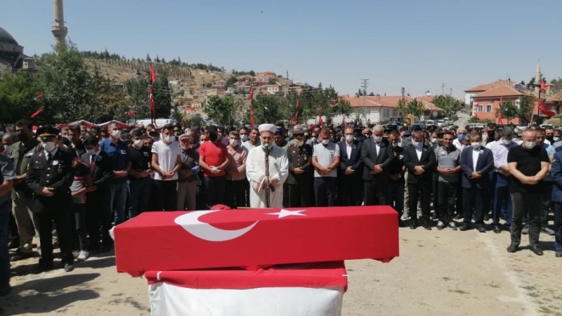Şehidimizi gözyaşları arasında toprağa verdik