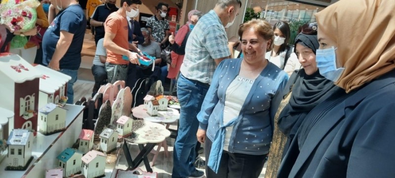 Özel çocukların el sanatları sergisi