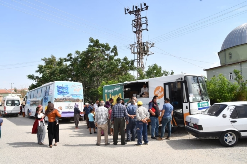 SOSYAL MAĞAZA OTOBÜSÜ VE MOBİL ÇORBA ARACI KÖY ÇOCUKLARININ YÜZÜNÜ GÜLDÜRDÜ