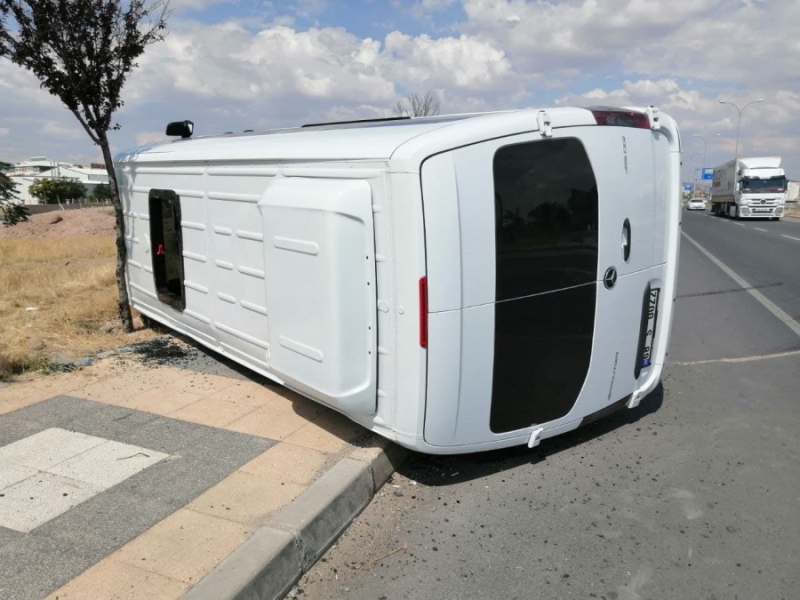 Minibüs kaldırıma devrildi
