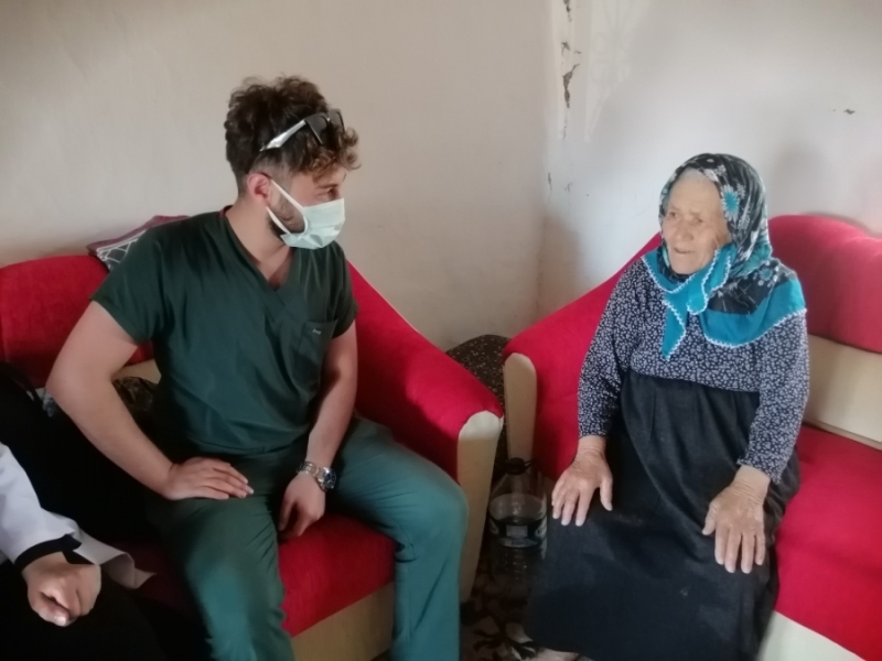 Aşı ekibi köylerde yaşlıları aşılıyor