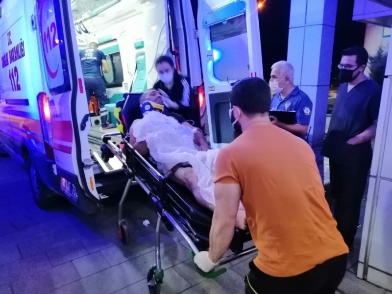 Yeğeni tarafından bıçaklanan amca ağır yaralı olarak hastaneye kaldırıldı