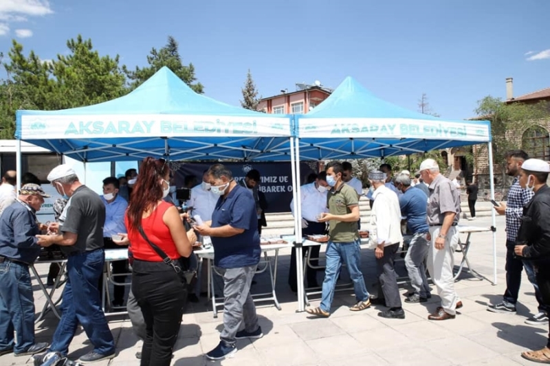 BAŞKAN DİNÇER VATANDAŞLARA AŞURE İKRAMINDA BULUNDU