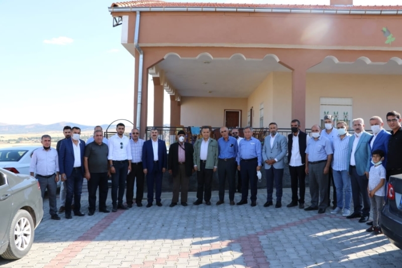 Milletvekili ve AK Parti il yöneticileri ile vatandaşların dertlerini dinliyor