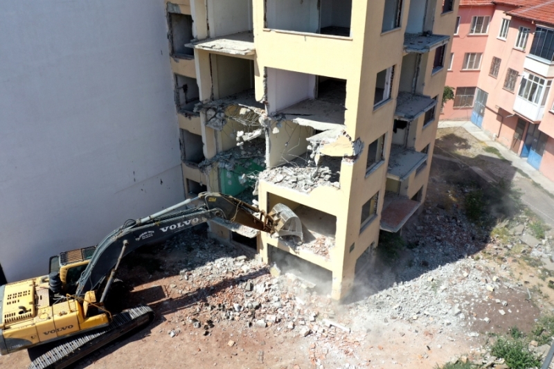 Şehir Merkezinde Çirkin Görüntüye Neden Olan Metruk Binalar Yıkılıyor